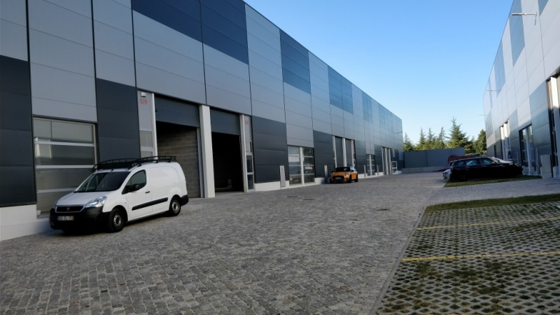 Alvenarias: Bloco TérmicoProEtics e Bloco Industrial | Exterior: Grelhas de Enrelvamento