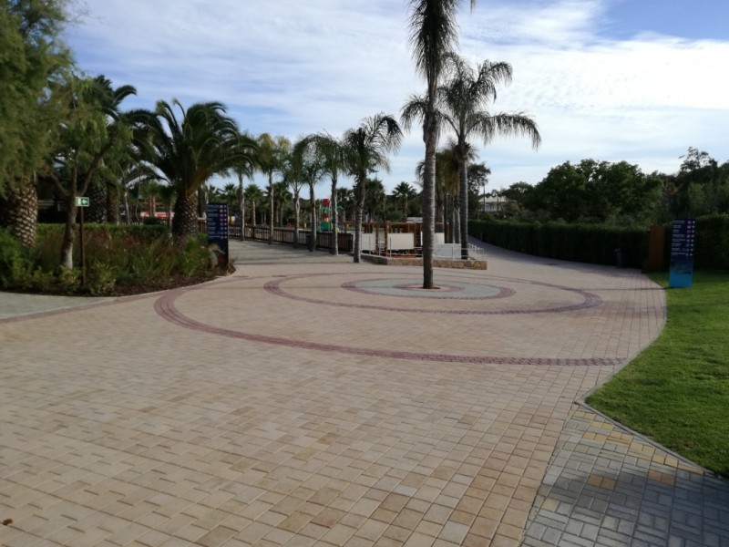 Pavimento Românico cor: Mesclado Mediterrânico | Quadrado cor: Bordeaux