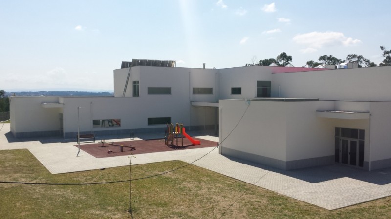 Bloco TérmicoProEtics / Exterior: Pavimento Holanda cor Cinza / Lancil