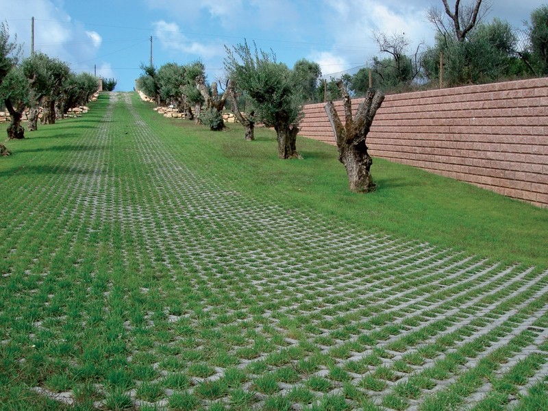 Pavimentos Grelhas: Natural Cinza | Muros Jardimuro: Castanho | Murante: Castanho
