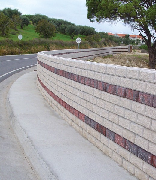 Muro Murante cor: Branco Sujo + Mesclado Castanho/preto